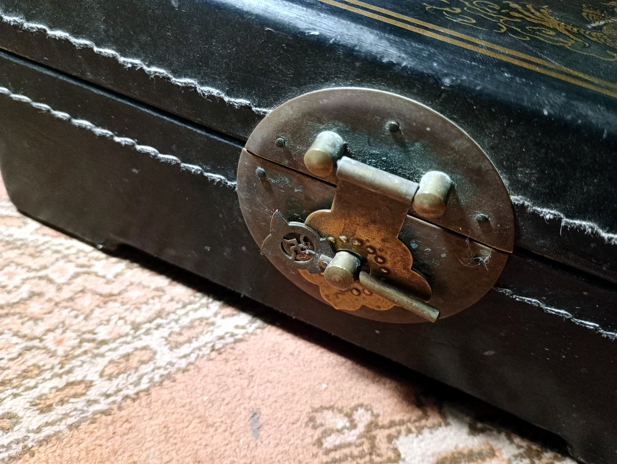 The box - detail