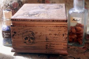 Set of 20 vintage bottles in a wooden case