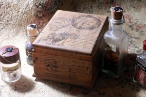 Set of 20 vintage bottles in a wooden case